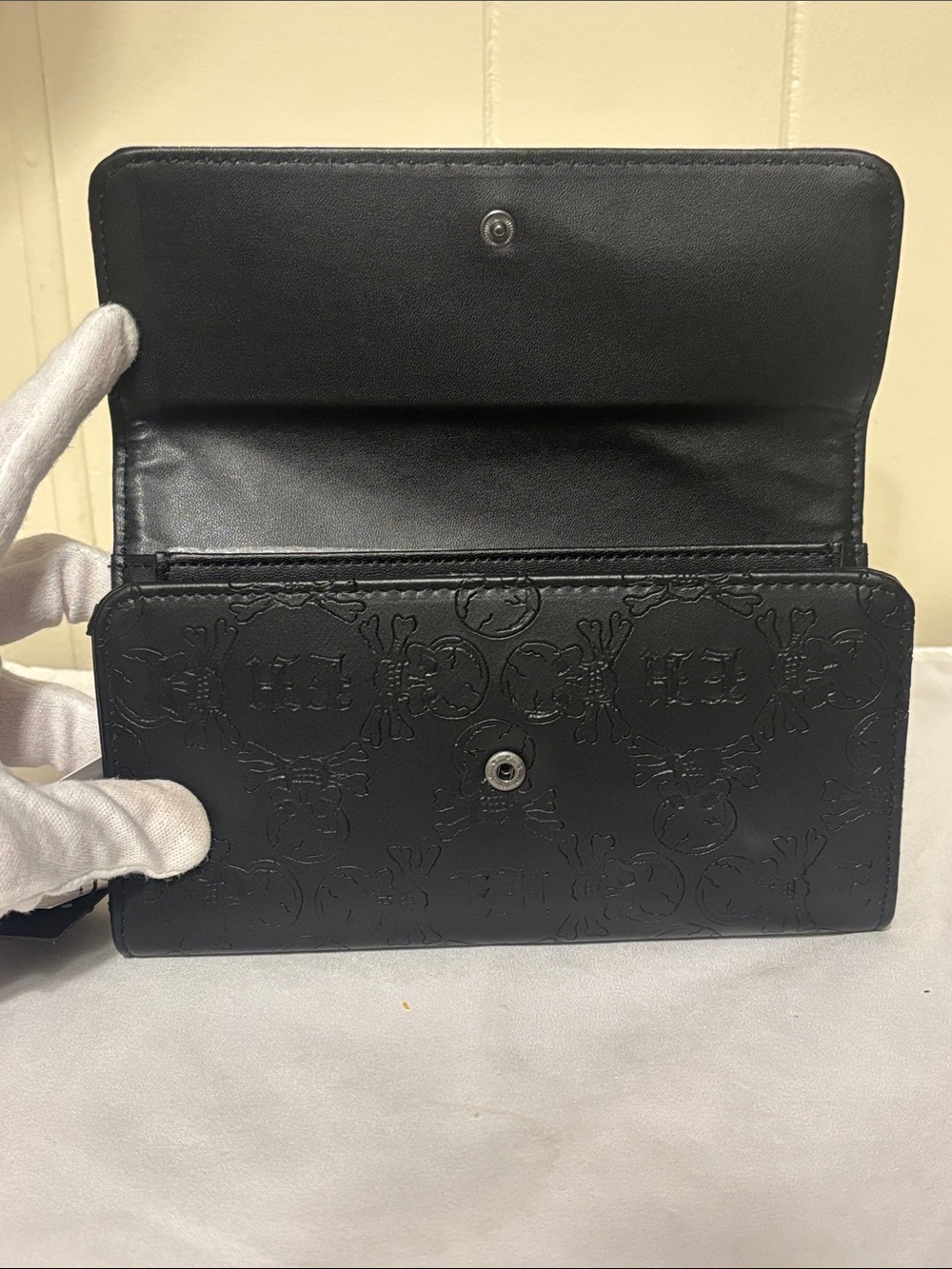 ✨ NWT Ed Hardy Women's Skull & Rose Embossed Flap Wallet Clutch Organizer - ✨ - Picture 2 of 12